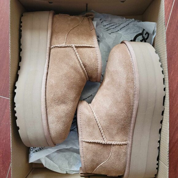 UGG Women's Classic Ultra Mini Platform - Driftwood/White pepper - Picture 2 of 7